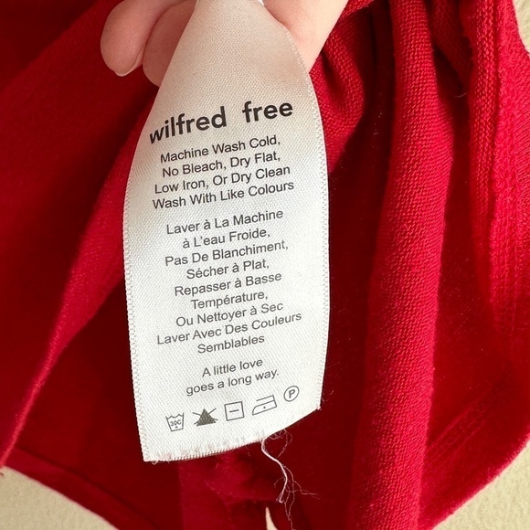 Aritzia Wilfred Free Red V-Neck Tee - Picture 4 of 4